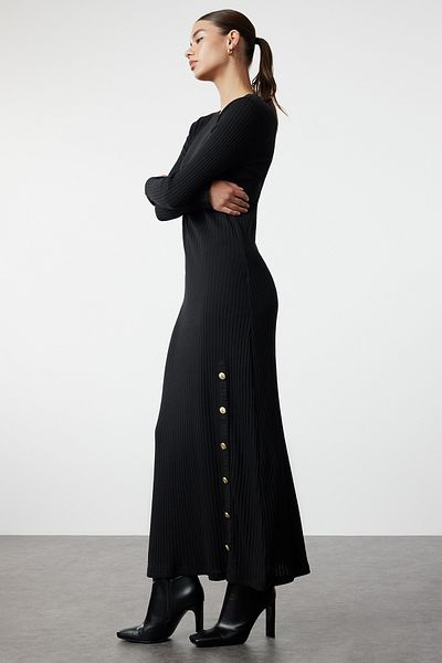 Trendyol Modest Šňůrové černé pletené šaty - Detail knoflíku TCTAW25EB00061