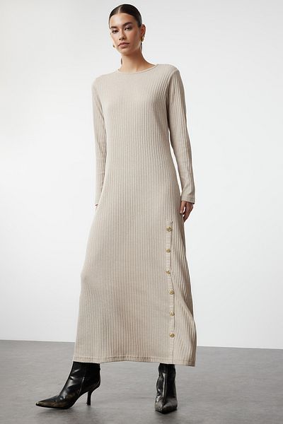 Trendyol Modest Μπεζ πλεκτό φόρεμα με κορδόνι - Λεπτομέρεια με κουμπιά, TCTAW25EB00061