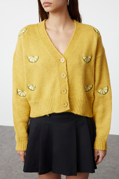 Trendyol Collection Cardigan galben de tricotaj brodat cu decolteu în V - Textura moale TWOAW24HI00237