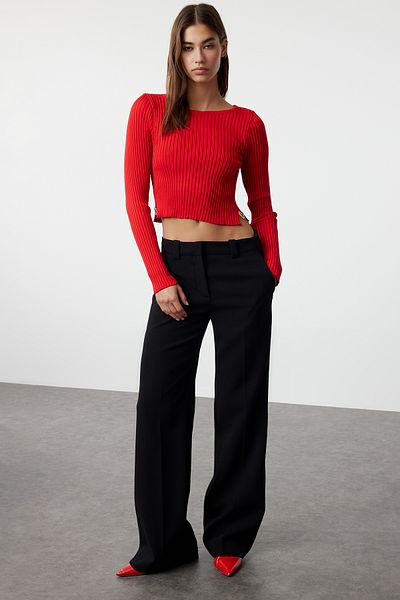 Trendyol Collection Roter Crop-Strickpullover mit Herz-Accessoire – TWOAW24KZ01122