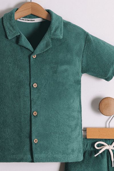 Pollito Зелена тениска и къси панталони на Benetton за момчета - яка с ябълка