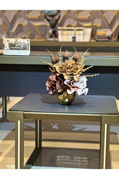 bast grup altın renkli küre vazo ve aranjman