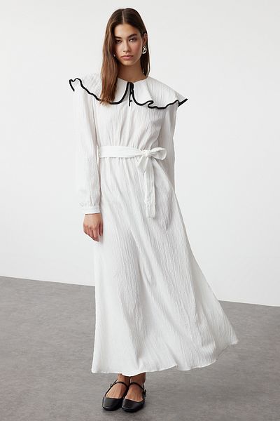 Trendyol Modest Ecru gewebtes Kleid mit Gürtel – Paspelierung am Kragen TCTSS24EB00263