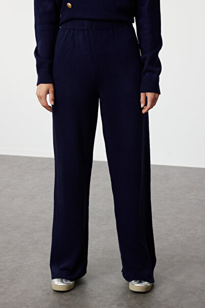 Trendyol Modest Sötétkék kötöttáru pulóver és nadrág szett - Gomb részletes TCTAW25US00017