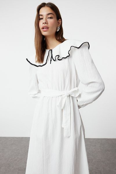 Trendyol Modest Ecru gewebtes Kleid mit Gürtel – Paspelierung am Kragen TCTSS24EB00263