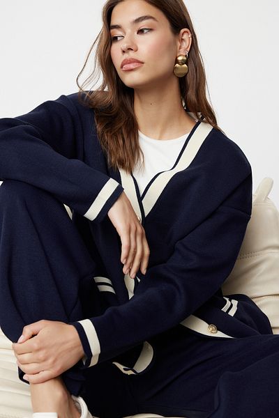 Trendyol Modest Marineblaues Strick-Set aus Strickjacke und Hose mit goldenen Knöpfen und Taschen - TCTAW24US00107