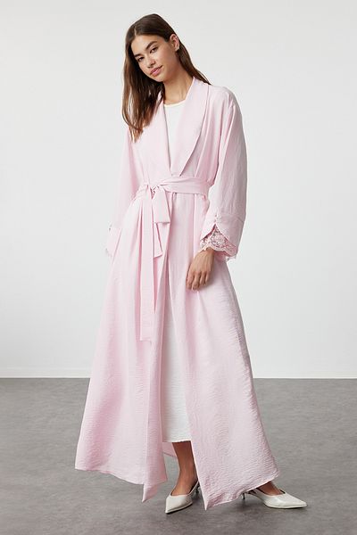 Trendyol Modest Puderfarbenes Ferace und Abaya mit Spitzendetails - TCTSS24KF00036
