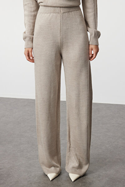 Trendyol Modest Πλεκτά Σετ Πουλόβερ και Παντελόνι - Λεπτομέρεια με πέτρινο κουμπί TCTAW25US00017