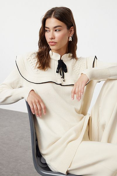 Trendyol Modest Sada pletenin s černým žebrovaným límcem Ecru - TCTAW25US00006