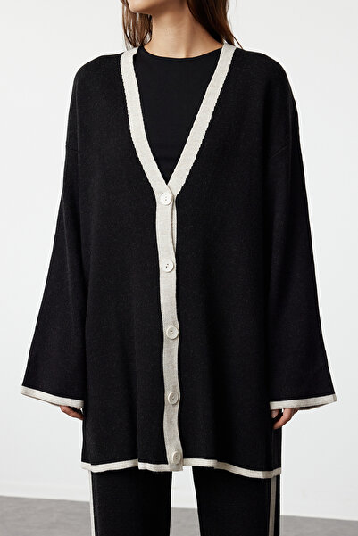 Trendyol Modest Übergroßes Set aus schwarzer Strickjacke und Hose mit Streifen - TCTAW24US00035