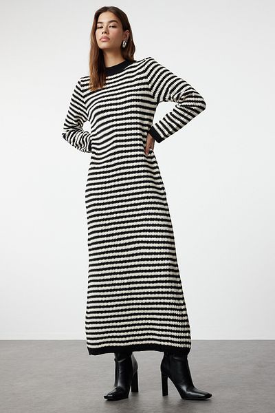 Trendyol Modest Langes schwarz-weiß gestreiftes Strickkleid - TCTAW25EB00000
