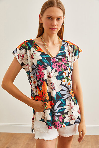 Olalook Λευκή πλεκτή μπλούζα με λαιμόκοψη V με λουλούδια - Ψηφιακή εκτύπωση BLZ-19002700