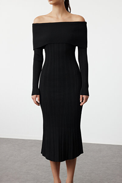Trendyol Collection Černé midi úpletové šaty Basic Carmen s límečkem TWOAW25EL00033