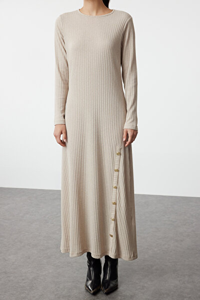 Trendyol Modest Μπεζ πλεκτό φόρεμα με κορδόνι - Λεπτομέρεια με κουμπιά, TCTAW25EB00061
