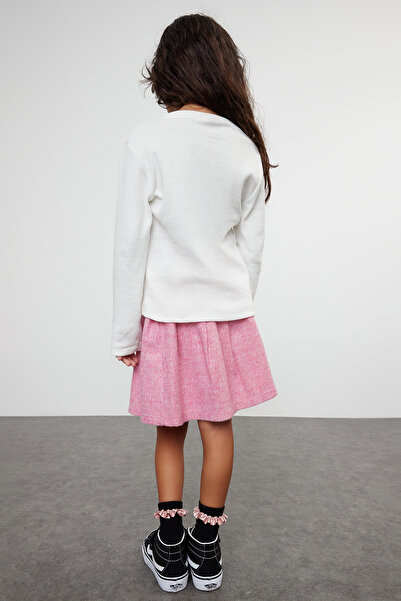 TRENDYOLKIDS طقم سويت شيرت إكرو وتنورة صغيرة للفتيات - نمط قلب، طقم محبوك TKDAW25AU00024