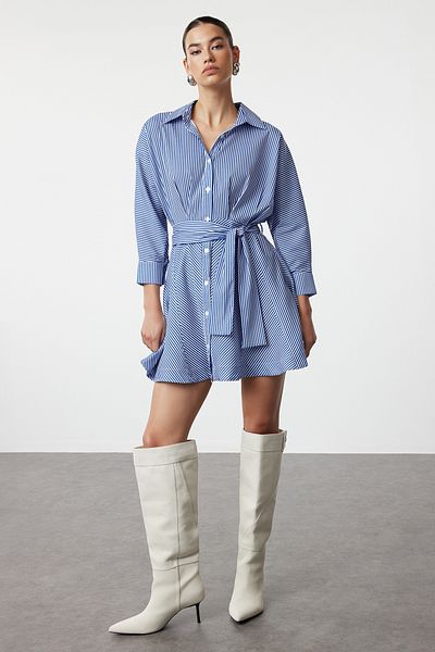 Trendyol Collection Blaues, gestreiftes, gewebtes Mini-Hemdkleid mit Gürtel TWOAW25EL00154