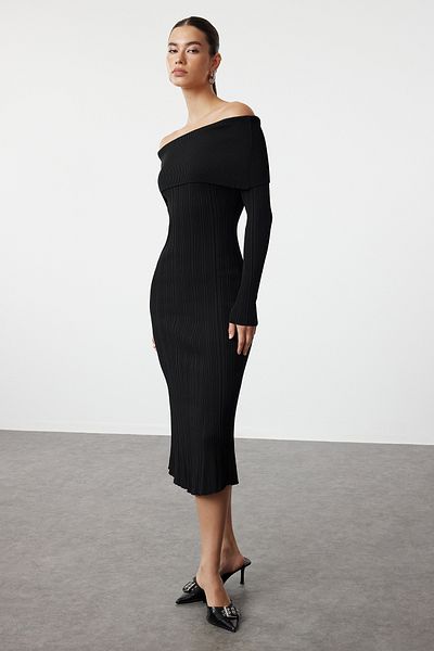 Trendyol Collection Černé midi úpletové šaty Basic Carmen s límečkem TWOAW25EL00033
