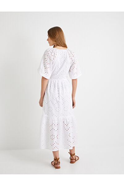 Koton Tief ausgeschnittenes, langes Kleid mit Muschelsaum, Ballonärmeln und Knöpfen