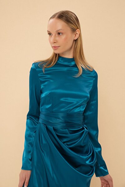 Eda Taşpınar Σατέν φόρεμα ασύμμετρης κοπής