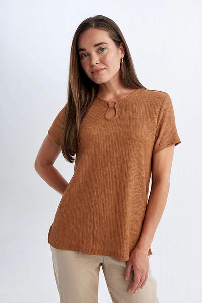 DeFacto Kurzärmliges T-Shirt mit Rundhalsausschnitt, Modell C0194AX24SP