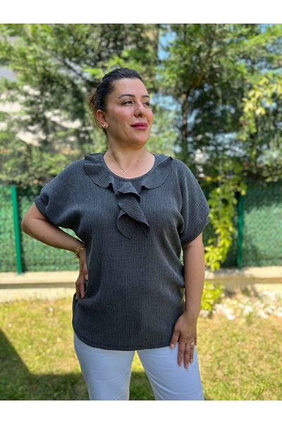 garajmood بلوزة أنثراسايت ذات الياقة المكشكشة مقاس كبير