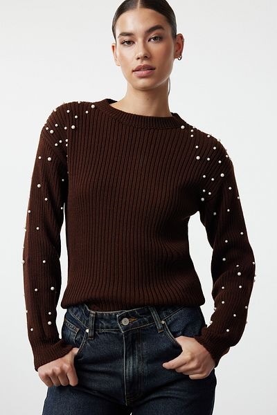 Trendyol Collection Кафяв трикотажен пуловер с кръгло деколте - Перлени детайли TWOAW22KZ1493