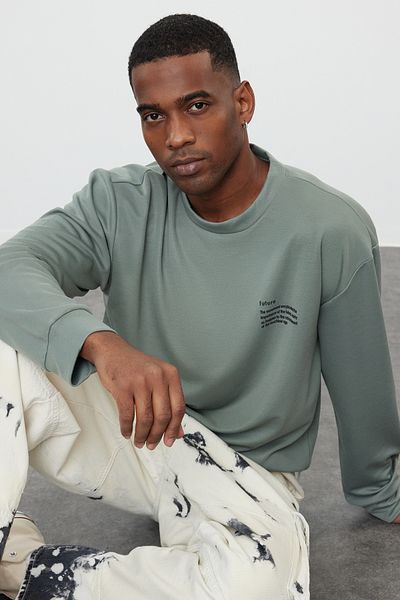 Trendyol Collection Mintfarbenes, weit geschnittenes Sweatshirt mit Rundhalsausschnitt – Minimal Textdruck TMNAW23SW00237