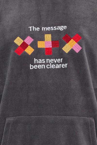 Trendyol Collection Anthrazitfarbenes, besticktes, übergroßes Fleece-Sweatshirt mit Kapuze – Anti-Pilling TMNAW23SW00266