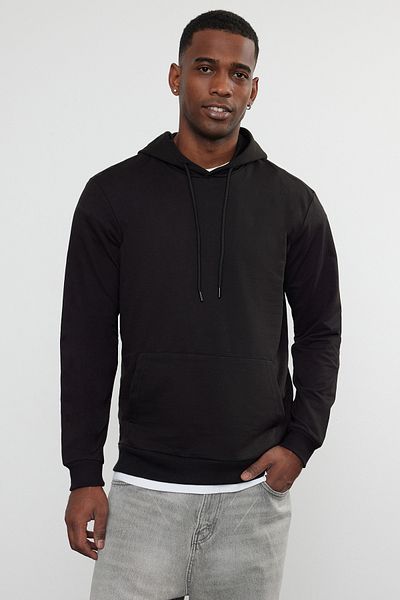 Trendyol Collection Schwarzes Langarm-Sweatshirt mit Kapuze - Regular Fit TMNAW20sw0162