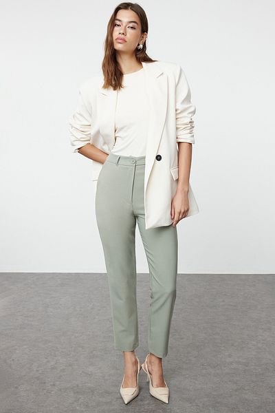 Trendyol Collection Hellkhakifarbene Basic-Zigarettenhose mit schmalem Bein und gewebtem Stoff TWOSS19ST0038