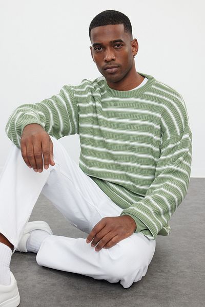 Trendyol Collection Hellgrüner Unisex-Strickpullover in Übergröße – gestreift mit Rundhalsausschnitt TMNAW25KZ00025