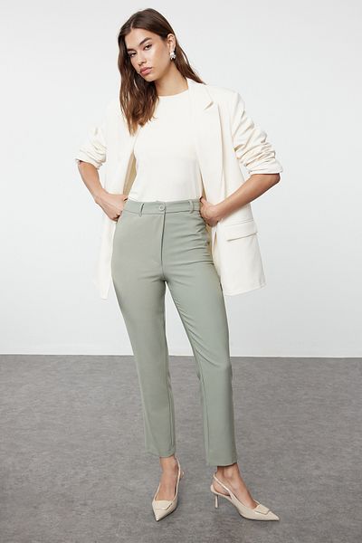 Trendyol Collection Hellkhakifarbene Basic-Zigarettenhose mit schmalem Bein und gewebtem Stoff TWOSS19ST0038