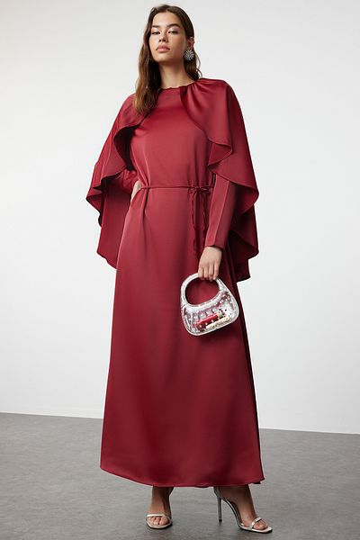 Trendyol Modest Burgunderrotes Abendkleid aus Satingewebe mit Cape-Detail Tctss24db00071