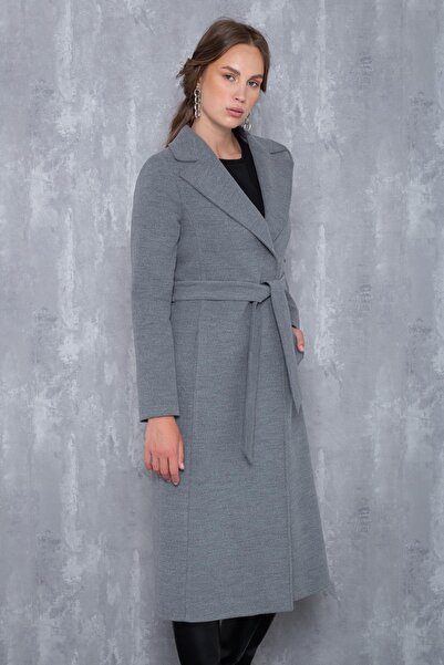 Concept. Středně dlouhý kabát se zapínáním na patentky 3633
