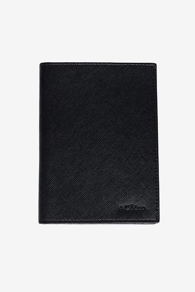 AC&Co / Altınyıldız Classics Handgefertigter Reisepasshalter aus schwarzem Kunstleder in besonderer Geschenkbox für Herren