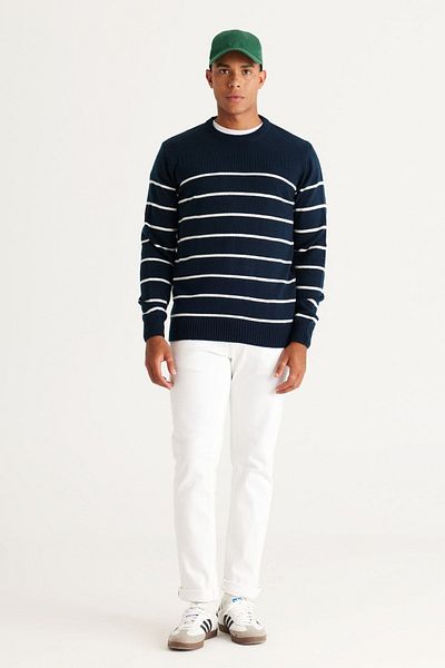 AC&Co / Altınyıldız Classics Gestreifter Strickpullover für Herren im Standard-Schnitt in Marineblau-Ecru mit normalem Schnitt und Rundhalsausschnitt