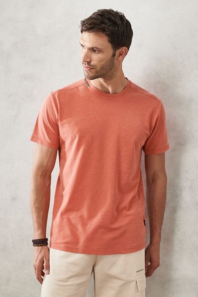 AC&Co / Altınyıldız Classics Męski bawełniany T-shirt o wąskim kroju w kolorze cegły, z okrągłym dekoltem