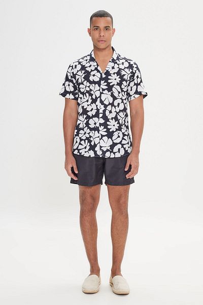 AC&Co / Altınyıldız Classics Černo-bílá košile Slim Fit s potiskem – 100% bavlna, kubánský límec, krátký rukáv