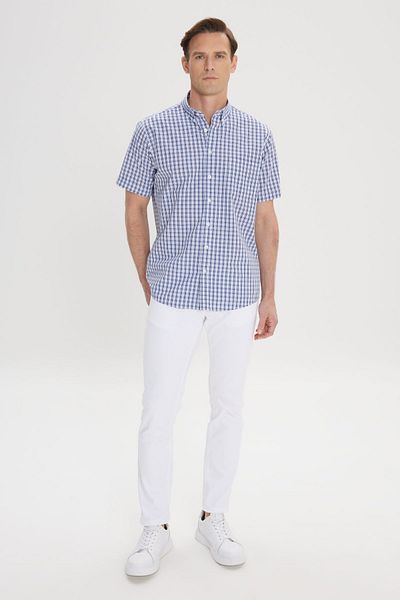 AC&Co / Altınyıldız Classics Weiß-Marineblaues Comfort Fit Herrenhemd – 100 % Baumwolle, Knopfkragen, kurze Ärmel, kariertes Design