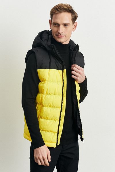 AC&Co / Altınyıldız Classics Schwarz-gelbe Standard-Fit-Pufferweste mit Kapuze für Herren im regulären Schnitt