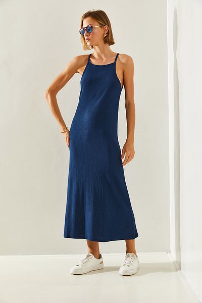 Bianco Lucci Neckholder-Kleid mit Schlitz und dünnen Trägern in Crinkle-Optik - 16660251432