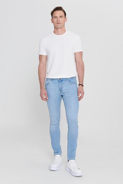 AC&Co / Altınyıldız Classics Herren-Jeans aus Stretch-Baumwoll-Rıss-Denim in Eisblau mit extra schmaler Passform