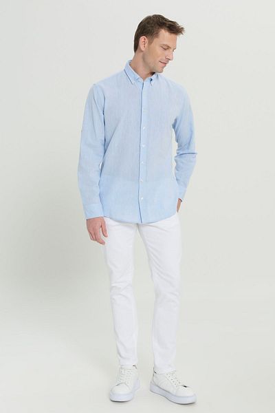 AC&Co / Altınyıldız Classics Hellblaues Leinenhemd Comfort Fit - Locker geschnitten mit geknöpftem Kragen für Herren