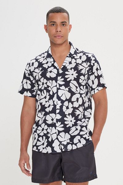 AC&Co / Altınyıldız Classics Černo-bílá košile Slim Fit s potiskem – 100% bavlna, kubánský límec, krátký rukáv