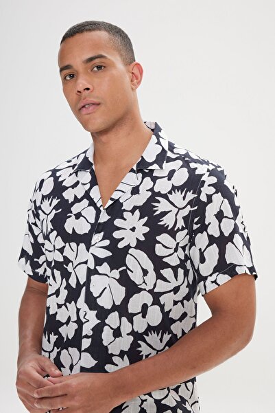 AC&Co / Altınyıldız Classics Černo-bílá košile Slim Fit s potiskem – 100% bavlna, kubánský límec, krátký rukáv