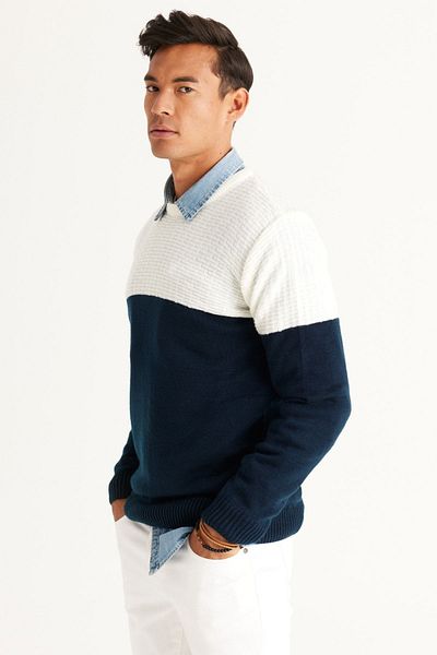 AC&Co / Altınyıldız Classics Pánský ecru-námořnická modř Standard Fit Normální střih Crew Neck Colorblok Vzorovaný úpletový svetr