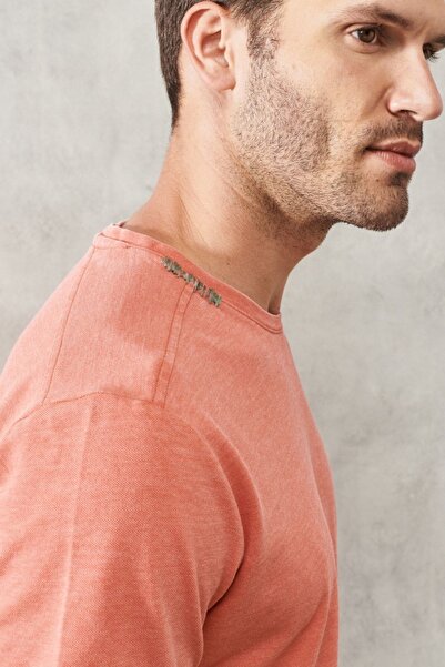 AC&Co / Altınyıldız Classics Ανδρικό μπλουζάκι από τούβλο με στενή κοπή με λαιμόκοψη από βαμβάκι