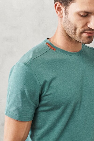 AC&Co / Altınyıldız Classics Ανδρικό βαμβακερό μπλουζάκι με πράσινη λεπτή γραμμή με στενή κοπή με λαιμόκοψη