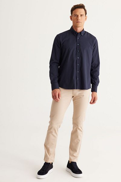ALTINYILDIZ CLASSICS Marineblaues Slim-Fit-Herrenhemd aus Baumwollgabardine mit schmalem Schnitt und Knopfkragen