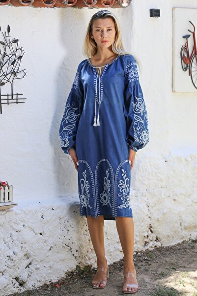 Chiccy Τζιν φόρεμα με κέντημα Jean Blue - Λεπτομέρεια γιακά και μανίκι με φούσκα